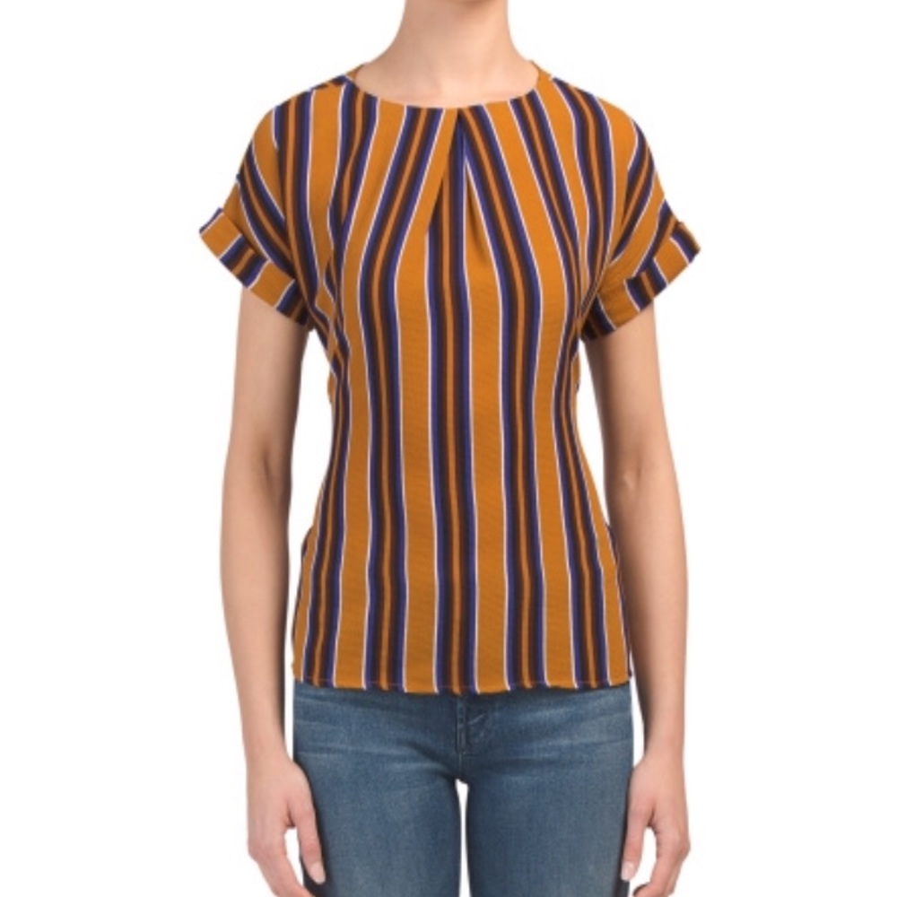 SHORT SLEEVE TOP! Super cute! 💟
